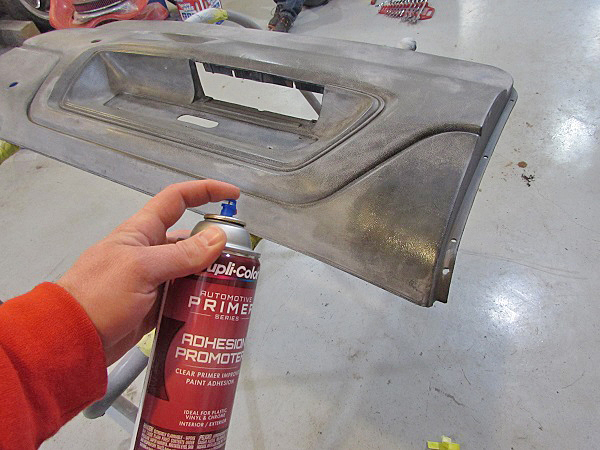Spraying the adhesion promoter is done in two medium coats, with 15 minutes dry time between coats. 